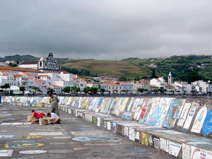 Blick über die Marina auf Horta (Foto: Eichner-Ramm)