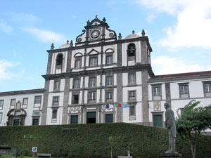Die Igreja de São Salvador oberhalb des Largo Duque D’Avila e Bolama  wird vom Horta-Museum und dem Rathaus der Stadt flankiert (Foto: Eichner-Ramm)