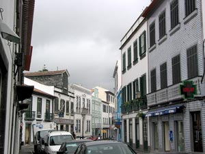 Altstadtstraße in Horta (Foto: Eichner-Ramm)