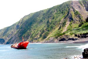 Inzwischen gesunken: Havarierter Frachter »C P Valour« in der Baia da Ribeira das Cabras bei Praia do Norte. (Foto: Eichner-Ramm