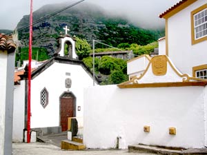 Kirche und Brunnen in Fajã Grande (Foto: Eichner-Ramm)