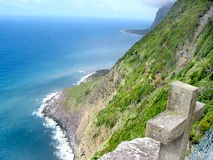 Steilküste bei Lajes: Startpunkt eines schmalen Pfades zur Fajã de Lopo Vaz (Foto: Eichner-Ramm)