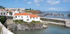 Von der Avenida Diogo de Teive: Blick auf die Mole am Porto Velho (Foto: Eichner-Ramm)