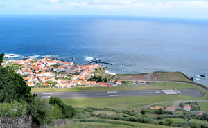 Blick auf Santa Cruz das Flores – im Vordergrund die Landebahn des Insel-Flughafens