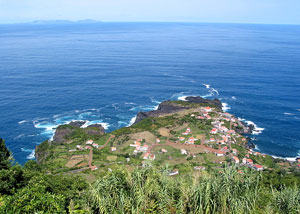 São Jorge hat insgesamt 46 Fajãs – schmale Landstreifen am Fuße der Steilküste: hier die relativ große Fajã do Ouvidor. Am Horizont ist die Insel Graciosa zu erkennen. (Foto: Eichner-Ramm)