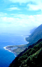 Blick auf die Fajã dos Cubres mit ihrem See (Foto: ATA / Associação de Turismo dos Açores)