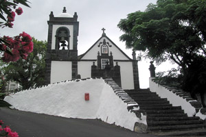 Hinter dem hübschen Äußeren der Kirche Santa Bárbara bei Manadas verbirgt sich eine prachtvolle Innendekoration, die zu den schönsten der Azoren zählt (Foto: Eichner-Ramm)