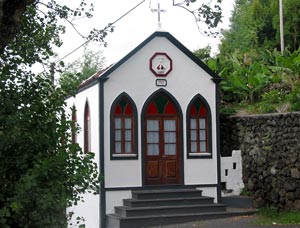 Die Krone über der Tür ist Symbol des Heiligen Geistes: Heilig-Geist-Kapelle in Manadas (Foto: Eichner-Ramm)