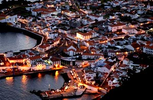 Blick auf das abendliche Velas (Foto: ATA / Associação de Turismo dos Açores)