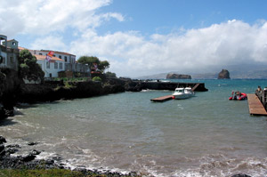 Kleines Hafenbecken von Madalena. Im Hintergrund die Felsinselchen Ilhéu Deitado (die Liegende, links) und Ilhéu em Pé (die Stehende) sowie die Nachbarinsel Faial. (Foto: Eichner-Ramm)