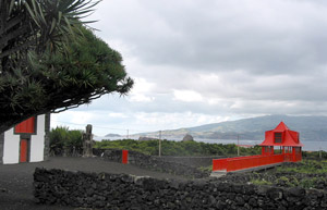 Roter Pavillon auf dem Gelände des Weinmuseums in Madalena (Foto: Eichner-Ramm)