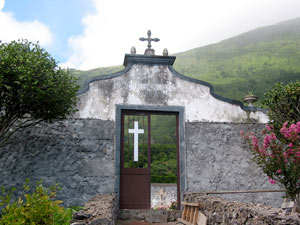 Friedhofspforte am Ortsrand von Terra do Pão (Foto: Eichner-Ramm)