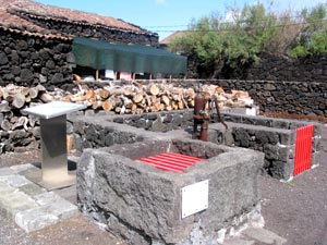 Gezeitenbrunnen: In Lajido wird erklärt, wie Meerwasser für die Nutzung aufbereitet wird (Foto: Eichner-Ramm)