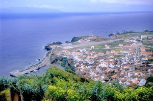 Inselhauptstadt mit Landebahn: Vila do Corvo (Foto: Direcção Regional de Turismo dos Açores)