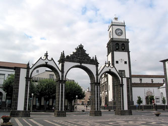 Wahrzeichen Ponta Delgadas ist das Stadttor (Foto: Eichner-Ramm)