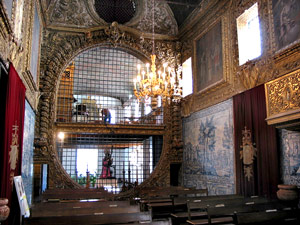 Einmalig in der portugiesischen Architektur: Ein ovales Gitter trennt den Chor in der Kirche des Convento de São Conçalo ab (Foto: Eichner-Ramm)