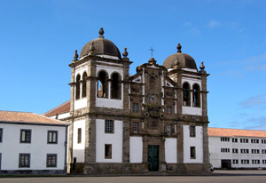 Stattlich: Die Kirche São João Baptista innerhalb der mächtigen Festungsmauern trägt den Namen der Festung (Foto: Eichner-Ramm)