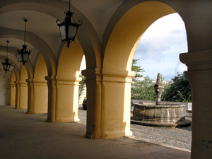 Arkaden und Brunnen am Gouverneurspalast (Foto: Eichner-Ramm)