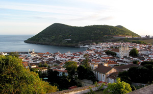 Blick über die Altstadt auf den Monte Brasil (Foto: Eichner-Ramm)