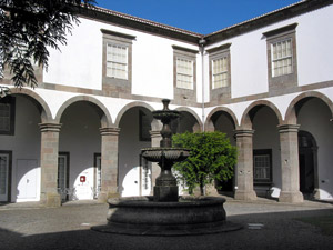 Lauschiger Platz: Innenhof des Museums von Angra (Foto: Eichner-Ramm)