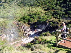 Ein gut markierter Spazierweg umrundet die Schwefelquellen Furnas do Enxofre (Foto: Eichner-Ramm)