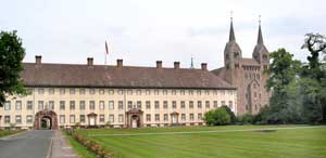 Blick auf das romanische Westwerk der Klosterkirche Corvey Blick auf das romanische Westwerk der Klosterkirche Corvey