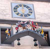 Eisenbart-Glockenspiel am Portal des Rathauses