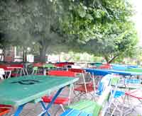 Unter stattlichen, alten Bäumen: Biergarten der Gaststätte »Zur Fähre« in Hemeln