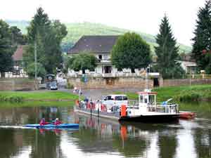 Flussverkehr: Weserfähre zwischen Hemeln und Veckerhagen trifft auf Paddler Flussverkehr: Weserfähre zwischen Hemeln und Veckerhagen trifft auf Paddler