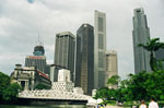Blickauf das Bankenviertel am Singapur River