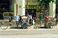 Trishaw-Fahrer warten auf Kunden