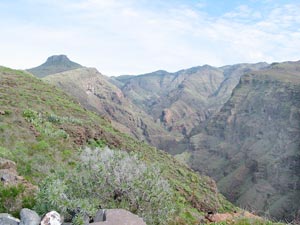 Blick vom Mirador de Igualero über die Erque-Schlucht hinweg zum Berg La Fortaleza