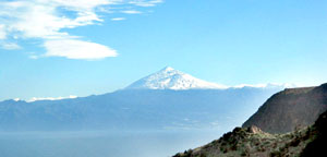 Gomeras Nachbarinsel Teneriffa mit dem schneebedeckten Teide scheint zum Greifen nah