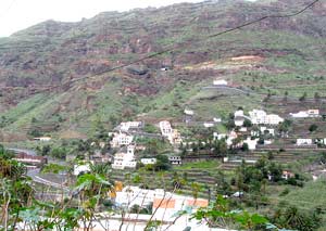 Blick auf den Weiler Los Granados und die Terrassenfelder im oberen Valle Gran Rey