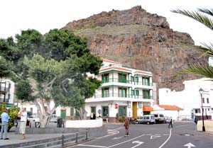 Der Dorfplatz ist das Zentrum von Playa Santiago