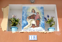 Kachelschmuck an einer Hausfassade in Playa Santiago