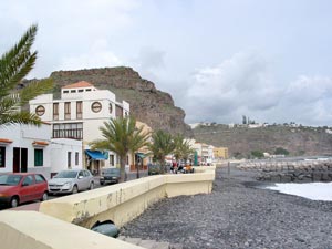 Promenade in Playa Santiago