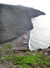 Blick auf die Ruine der Fischkonservenfabrik von La Rajita