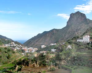 Der Roque Cano überragt den Ort Vallehermoso