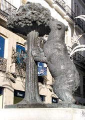 Madrider Bärin am Erdbeerbaum: Madrids Wappen an der Puerta del Sol