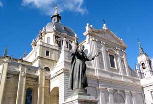 Catedral de la Almudena mit Statue von Papst Johannes Paul II.