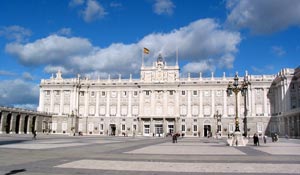 Südseite des Palacio Real mit dem Plaza de la Armeria