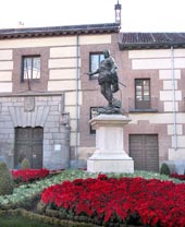 Plaza de la Villa mit Denkmal von Doin Alvaro de Bazan und der Casa de Cisneros