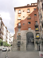Calle Cava San Miguel: Der Arco de Cuchilleros bildet den Treppenzugang zur Plaza Mayor