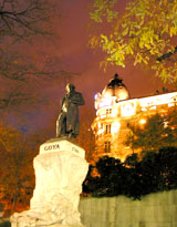 Goya-Denkmal vor dem Prado – im Hintergrund das Hotel Ritz