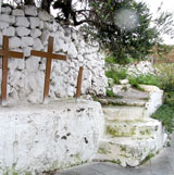 Holzkreuze vor Steinmauer gegenüber der Capila de la Cruz in Arafo