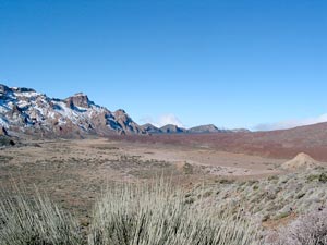 Ebene Sedimentfläche im Kraterkessel mit Lavagebiet