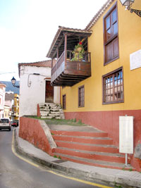 Balkon aus Edelholz: Casa Santo Domingo in Güímar