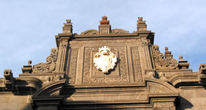 Giebel mit Wappen an der Fassade des Bischofspalastes