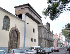 Convento de Santa Catalina de Siena (links) und Palacio de Nava (rechts)